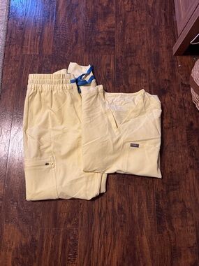 Figs Women's Pale Yellow Scrub Top & Drawstring Jogger Pants